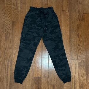 lululemon athletica womens Black Camouflage Joggers size 0
